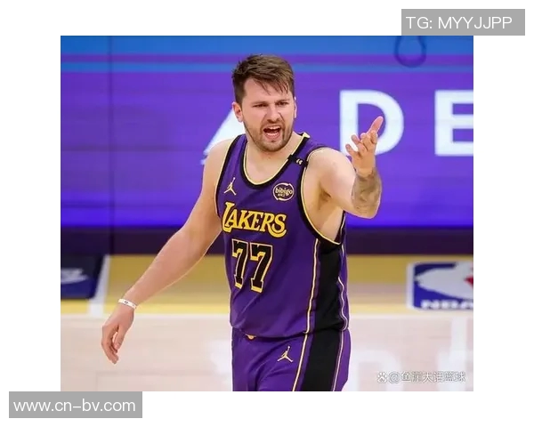 里夫斯幽默点评东契奇成长之路期待他早日成熟展现更强实力 里夫斯幽默点评东契奇成长之路期待他早日成熟展现更强实力