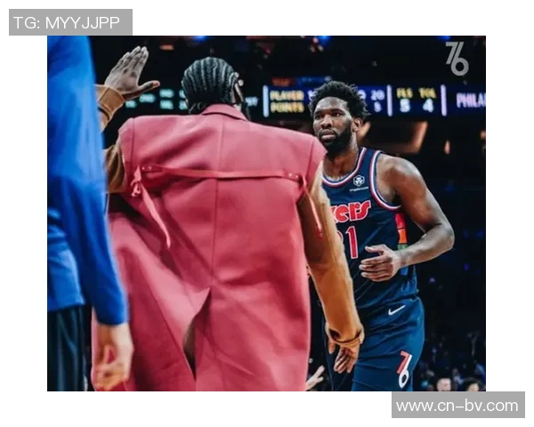 76人客战绿军登机照曝光恩比德微笑乌布雷粉色拖鞋引关注